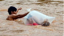 心酸！越南洪水泛滥，塑料包装袋成为孩子上学交通工具！